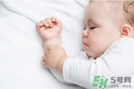 寶寶可以穿毛衣嗎？千萬別給寶寶穿高領(lǐng)毛衣