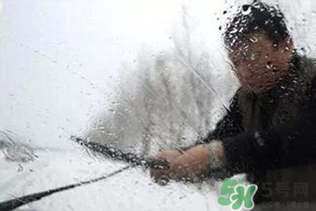 冬天早上車玻璃上的冰霜怎么弄？冬天早上車玻璃上的霧怎么弄？