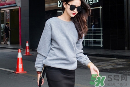冬天衛(wèi)衣里面穿什么？套頭衛(wèi)衣里面還穿衣服么？