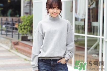 冬天衛(wèi)衣里面穿什么？套頭衛(wèi)衣里面還穿衣服么？