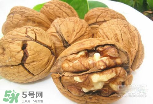 松子和核桃哪個營養(yǎng)價值更高？松子和核桃哪個更容易發(fā)胖？