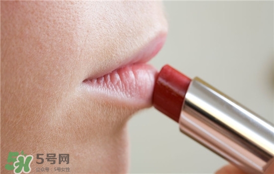 防曬唇膏要卸妝嗎？防曬唇膏晚上可以用嗎？