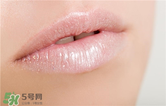 防曬唇膏要卸妝嗎？防曬唇膏晚上可以用嗎？