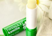 小甘菊唇膏小孩能用嗎？herbacin賀本清小甘菊唇膏小孩可以用嗎？