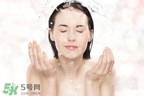 封閉性粉刺用什么洗臉？封閉性粉刺怎么洗臉？
