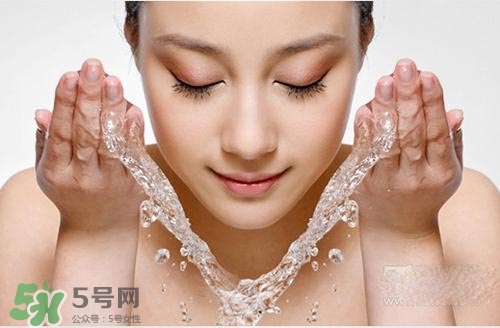 封閉性粉刺用什么洗臉？封閉性粉刺怎么洗臉？