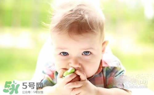 寶寶喜歡咬下嘴唇是怎么回事？寶寶喜歡咬下嘴唇怎么辦？