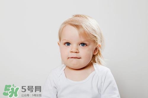 寶寶喜歡咬下嘴唇是怎么回事？寶寶喜歡咬下嘴唇怎么辦？