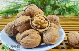 核桃皮發(fā)黑是怎么回事？核桃皮是黑色的能吃嗎？