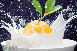 吃完橙子可以喝牛奶嗎？吃完橙子多久能喝牛奶？