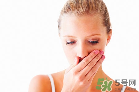 口臭掛什么科室？口臭去哪個(gè)科看?。?></p><h4>4、保持口腔清潔干凈：</h4><p>每天吃飯的食物的殘?jiān)窃斐煽诔舻闹匾蛑?，養(yǎng)成良好的口腔衛(wèi)生習(xí)慣很重要。早晚刷牙之外，每餐飯后，盡量漱口來清除食物殘?jiān)埠苤匾?，如果?yán)重口臭，建議每餐刷牙清潔口腔。盡量保持口腔干凈是解決口臭的前提條件。</p><h4>5、可以嘗試一些偏方小竅門：</h4><p>比如花生去口臭，就是去皮的花生煮開，喝水；還有桔子皮甘草白糖水，就是把這些拿開水沖服，日常當(dāng)茶喝，也很不錯(cuò)；還有前面提到的茶葉，除了喝茶，還可以把茶葉放口里咀嚼，最好茶水漱口，效果更佳；最后，還有一個(gè)就是淘米水漱口，每天把淘米的水留著早晚漱口用，方便實(shí)惠。</p><h4>6、去檢查調(diào)節(jié)人體內(nèi)分泌：</h4><p>俗話說，治標(biāo)還得治本，人體內(nèi)分泌的失調(diào)會(huì)引起人體很多生理機(jī)能的失調(diào)，主要內(nèi)在的調(diào)理，找到其口臭的根本原因，去醫(yī)院檢查，聽從醫(yī)生的知道，合理鍛煉與調(diào)節(jié)人體內(nèi)分泌，提供人體免疫了，自然口臭就會(huì)根除了。</p> </div>
<div align=