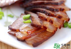 腌肉一斤放多少鹽？腌肉用什么鹽？