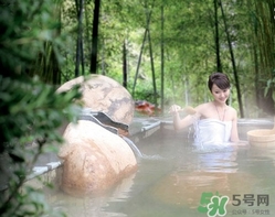 泡溫泉后要洗澡嗎？泡完溫泉后多久可以洗澡？