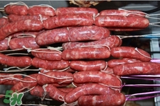 炒臘腸用先蒸熟嗎？臘腸不蒸直接炒行嗎？