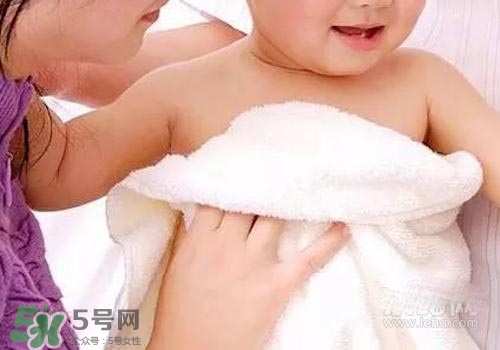 寶寶拉肚子發(fā)燒39度會燒壞腦子嗎？寶寶拉肚子發(fā)燒39度怎么辦？