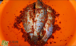 腌魚可以放白酒嗎？腌魚可以放料酒嗎？
