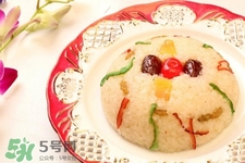 八寶飯什么時候吃？平?？梢猿园藢氾垎幔?></p><h3>八寶飯的制做方法</h3><p>原料：糯米200克，蓮子10克，黃瓜10克，桂圓10克，梅子10克，蜜棗10克。</p><p>調(diào)料：白砂糖150克，豬油（煉制）10克，玉米淀粉10克，桂花3克。</p><p>1.將糯米淘洗干凈，放入清水中浸1-2小時后盛入容器略灑一些水，上籠蒸30分鐘至熟。</p><p>2.鍋內(nèi)放豬油，水(如喜歡吃稀一點可略多加一點水)，白糖，待糖溶化后，下濕淀粉勾薄芡，再將糯米飯倒入炒透，最后放蓮心，青梅，綠瓜絲，蜜棗，桂圓肉，桂花，拌勻盛起即可。</p> </div>
<div align=