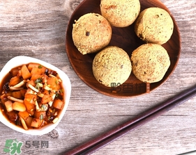 豆腐丸子要用面粉嗎？做豆腐丸子是用面粉還是淀粉？