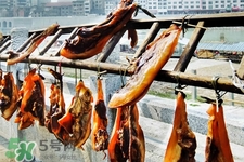 熏肉變黑了還能吃嗎？熏肉變黑是熏糊了嗎？