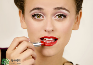 涂口紅嘴唇變白怎么辦？長(zhǎng)期涂口紅的危害