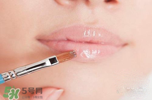 嘴唇干裂涂蜂蜜有用嗎？怎樣用蜂蜜改善嘴唇干裂？