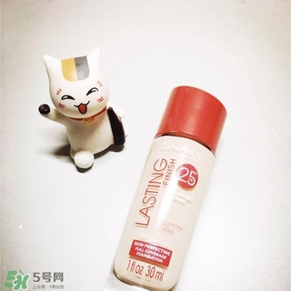 rimmel芮謎粉底液紅瓶藍(lán)瓶哪個(gè)好？rimmel粉底液紅藍(lán)瓶對(duì)比