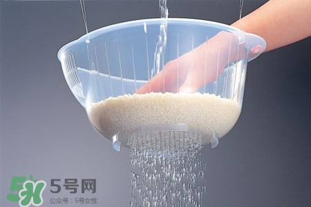 淘米水可以治白發(fā)嗎？淘米水洗頭發(fā)能治白發(fā)？