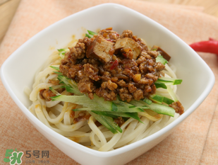 減肥可以吃炸醬面嗎？減肥期間吃炸醬面會胖嗎？