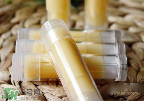 潤(rùn)唇膏可以增長(zhǎng)睫毛嗎？潤(rùn)唇膏怎樣增長(zhǎng)睫毛？