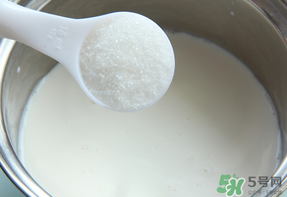 面糊用熱水還是涼水？面糊是用熱水調(diào)還是用涼水調(diào)？