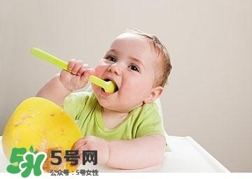 寶寶輔食一天吃幾次？寶寶每天吃輔食次數(shù)