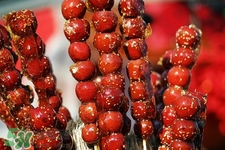 做糖葫蘆的紅色是什么？糖葫蘆外面紅色的是色素嗎？