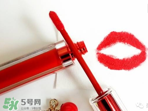 涂唇釉嘴唇干是怎么回事？涂唇釉嘴唇干怎么辦？