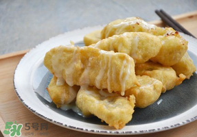炸香蕉外面包裹的是什么？炸香蕉放面粉好還是淀粉？