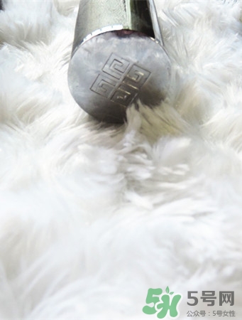 紀(jì)梵希小羊皮是啞光嗎？紀(jì)梵希小羊皮干不干？