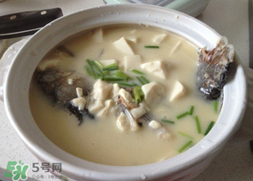 鯽魚湯怎么做才白？鯽魚湯怎么熬成奶白色？