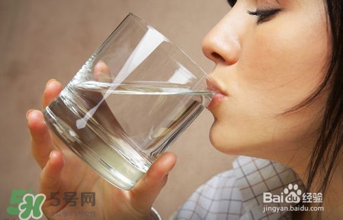 嘴唇干燥是什么原因？嘴唇干裂脫皮怎么辦？