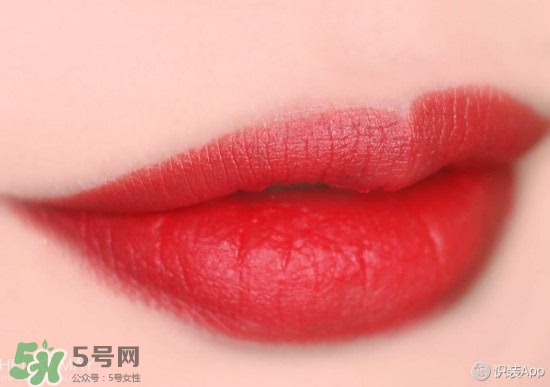啞光口紅和珠光口紅哪個(gè)好？啞光口紅和珠光區(qū)別