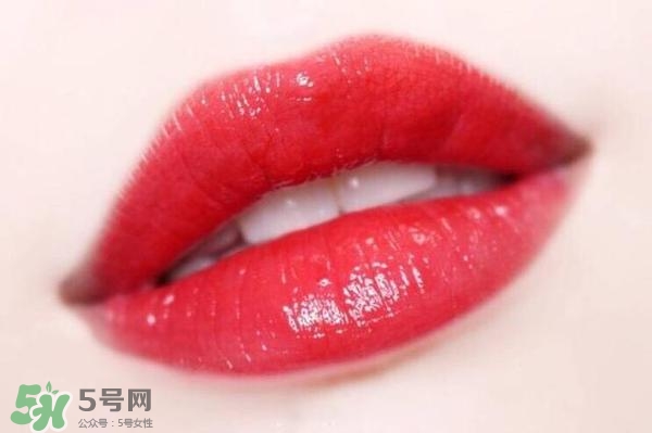ysl鏡面唇釉和黑管唇釉哪個(gè)好？ysl鏡面唇釉和黑管唇釉區(qū)別