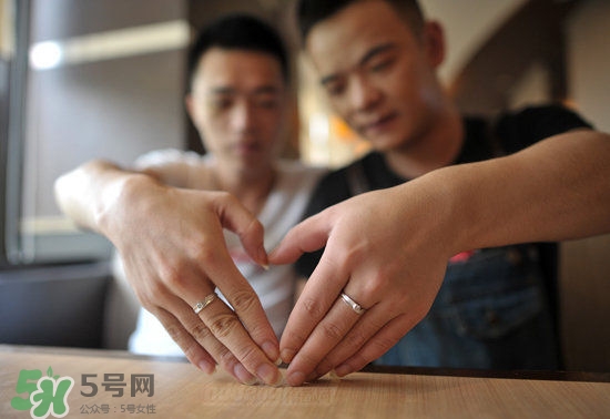 為什么同性戀都是帥哥？為什么同性戀容易的艾滋病呢