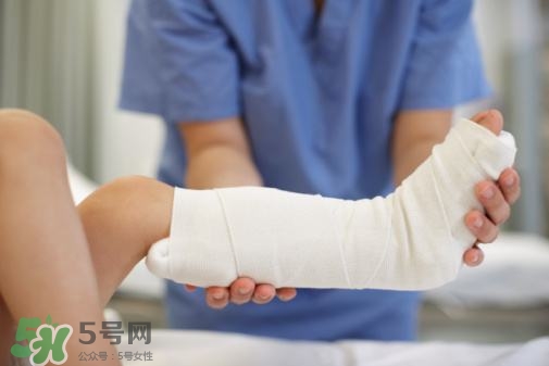 骨裂吃什么好得快？骨裂和骨折的區(qū)別