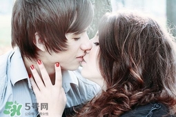 男人接吻時(shí)在想什么？男人接吻為什么伸舌頭