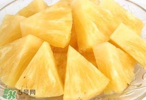 菠蘿削皮可以直接吃嗎？菠蘿削皮直接吃有毒嗎？