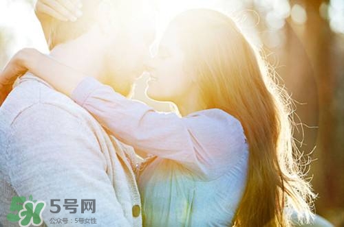 男人接吻時(shí)在想什么？男人接吻為什么伸舌頭