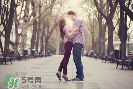 男人接吻時(shí)在想什么？男人接吻為什么伸舌頭