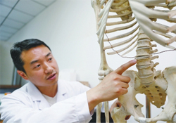骨質疏松會出現(xiàn)背痛嗎？骨質疏松會引起后背疼嗎？