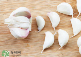 大蒜爛了一點還能吃嗎？大蒜爛根是怎么回事？