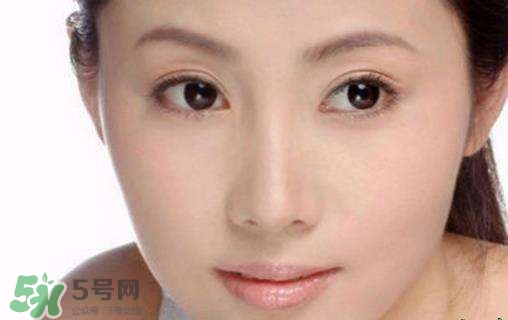 鼻子上擠出來的白色東西是什么？鼻子上的白色顆粒是什么？