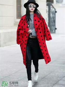 紅色衣服配什么顏色褲子？紅色衣服配什么褲子好看？