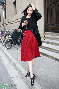 紅色衣服配什么顏色鞋子？紅色衣服配什么鞋子好看？